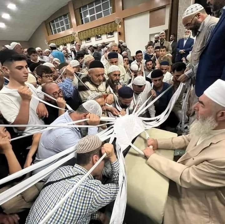 TotemVeHelva's tweet photo. Kapıdan giriyorsun 3 bin TL yapıştırıyorsun kurdeleyi tutup hop günahlar af oluyor.
Sen Akbil basarak eve girerken sana o kurdeleyi tutturan kişi mayback makam arabasına biniyor ve havuzlu villasına gidiyor.
Adamın hiç suçu yok siz gerrri zekalarsınız. https://t.co/ELBpDNVtoz