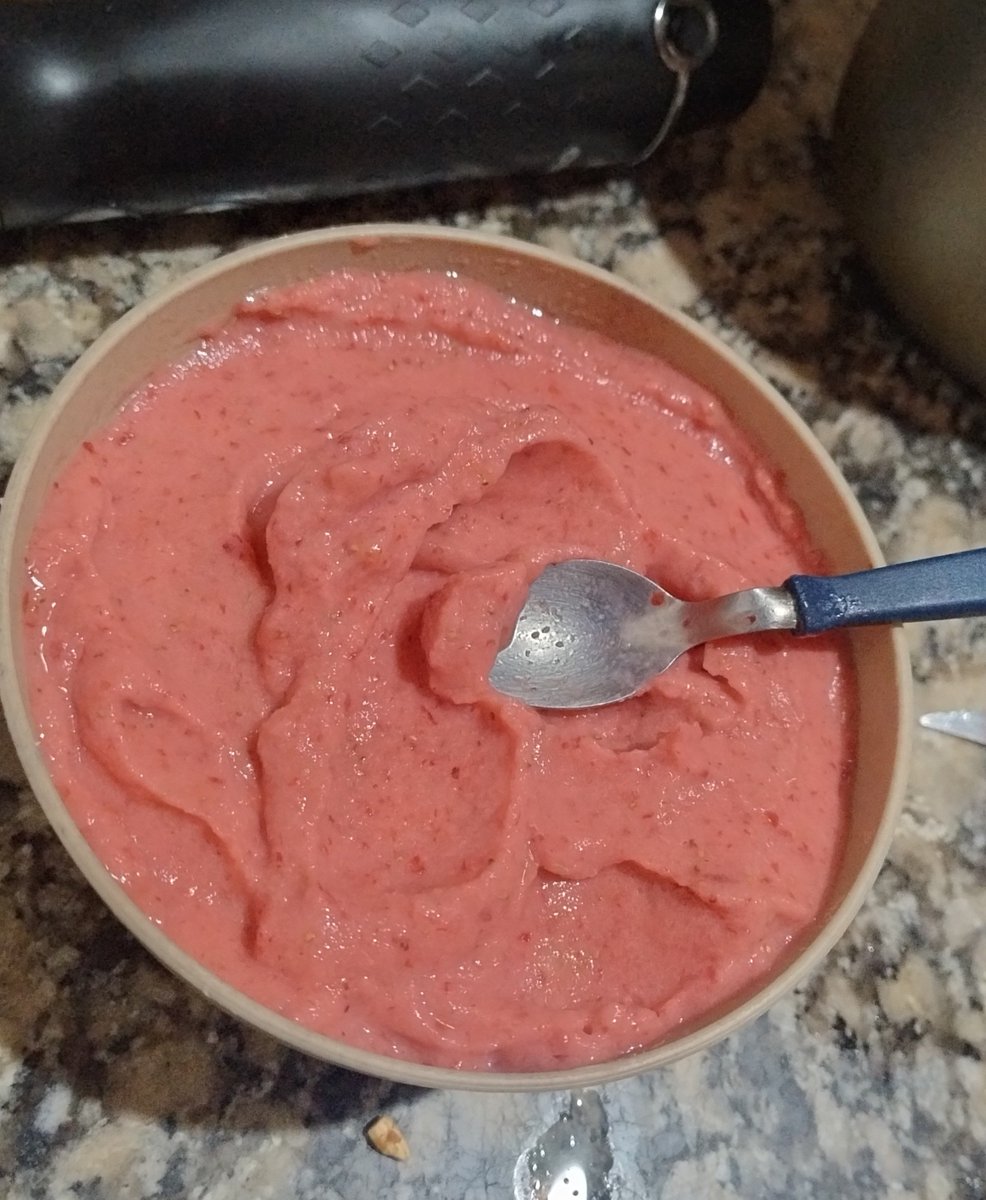 cata_oviedo77's tweet photo. Martes- mañana es el parcial y tengo que estudiar asíque me puse a hacer helado de frutilla https://t.co/S3zunDtfBx