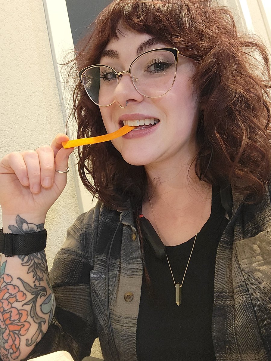 VeronicasBeans's tweet photo. Heading out the flannels feels so fucking good!! Summer in the rockies is not condusive for being a goth/alt girl lol 
#spookyseason #altbaddies #goth #pawg #girlswithglasses #curlyhair https://t.co/O3XYBUKnnZ