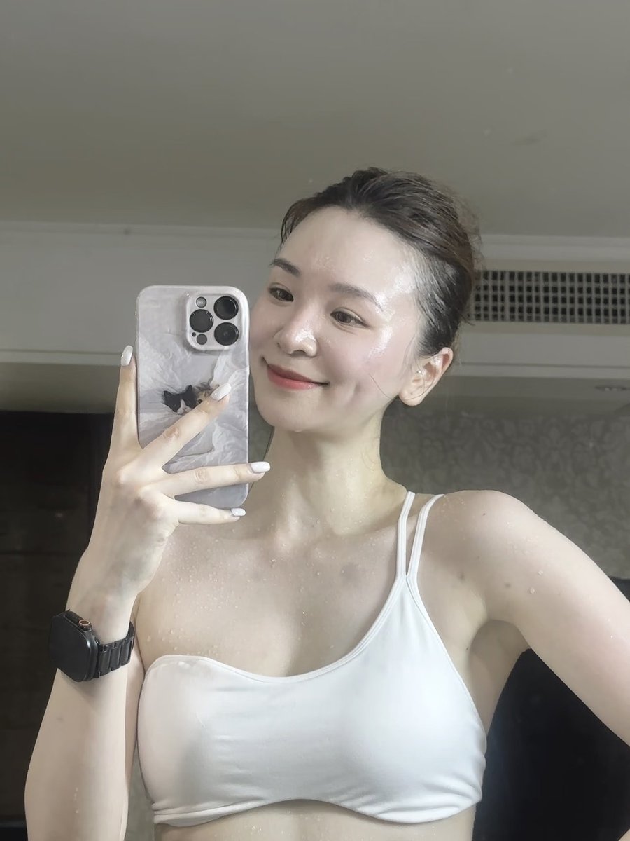 B_OBBB's tweet photo. 他人妻～流汗的人妻 https://t.co/uRvD3G8EBt