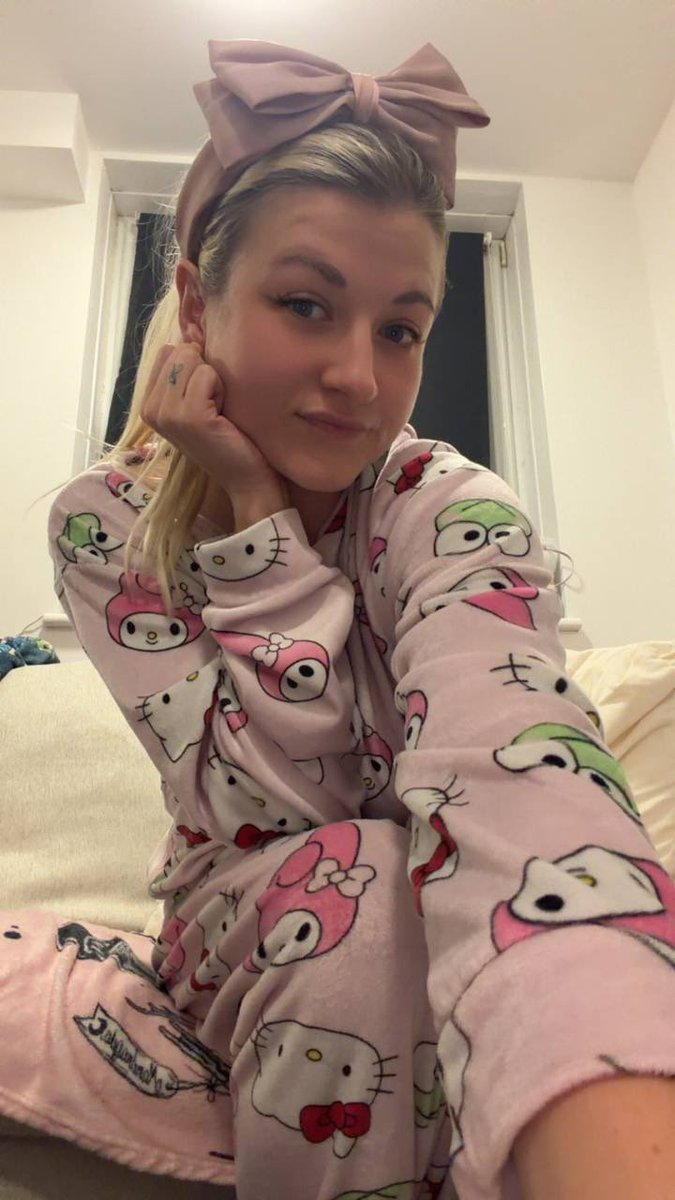 Arab3llasparkle's tweet photo. It’s getting chilly outside… sounds like the perfect excuse to get a little closer 🥰

Apply below ⬇️ 🩷 https://t.co/CFk974kBPB