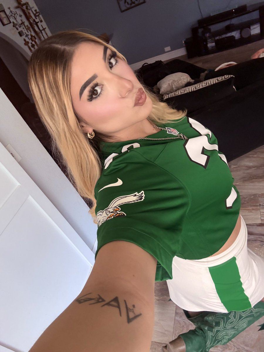 Jaylinaaa1's tweet photo. Go Birds (say it back)💚🦅 

instagram: @jaylinxrose_ 

#gobirds 
#flyeaglesfly 
#nfl 
#philly https://t.co/xzpsRNfCAF