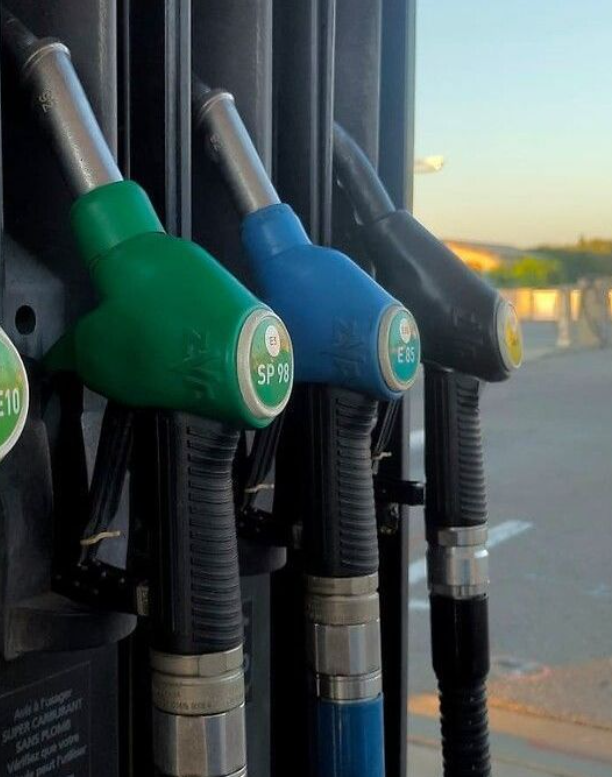 LeaBourseFR's tweet photo. 🚨🇫🇷 -30% de consommation de carburant en 10 jours.

On a déjà connu une situation similaire :

En 1973 (pendant l'embargo pétrolier) les prix avaient quadruplé pendant quelques semaines.

Pompidou avait alors incité aux "dimanches sans voiture" :

→ autoroutes fermées aux particuliers
→ vitesse limitée à 90 km/h
→ stations rationnées

Au global : la consommation de carburant en 🇫🇷 avait chuté de 25% à 30% pendant quelques semaines.

Seulement... le gouv Pompidou a découvert que ça produisait un effet économique inattendu : les commerces de proximité voyaient leur chiffre d'affaires baisser, les artisans ne pouvaient plus se déplacer, la productivité chutait.

La perte de recettes de TICPE (TIPP à l'époque) était secondaire : c'est la contraction de l'activité économique globale qui coûtait le plus.

Le bilan économique des semaines que nous sommes en train de vivre risque de ne pas être beau à voir... quand les statistiques tomberont d'ici quelques mois.

Jamais sous-estimer les effets collatéraux.