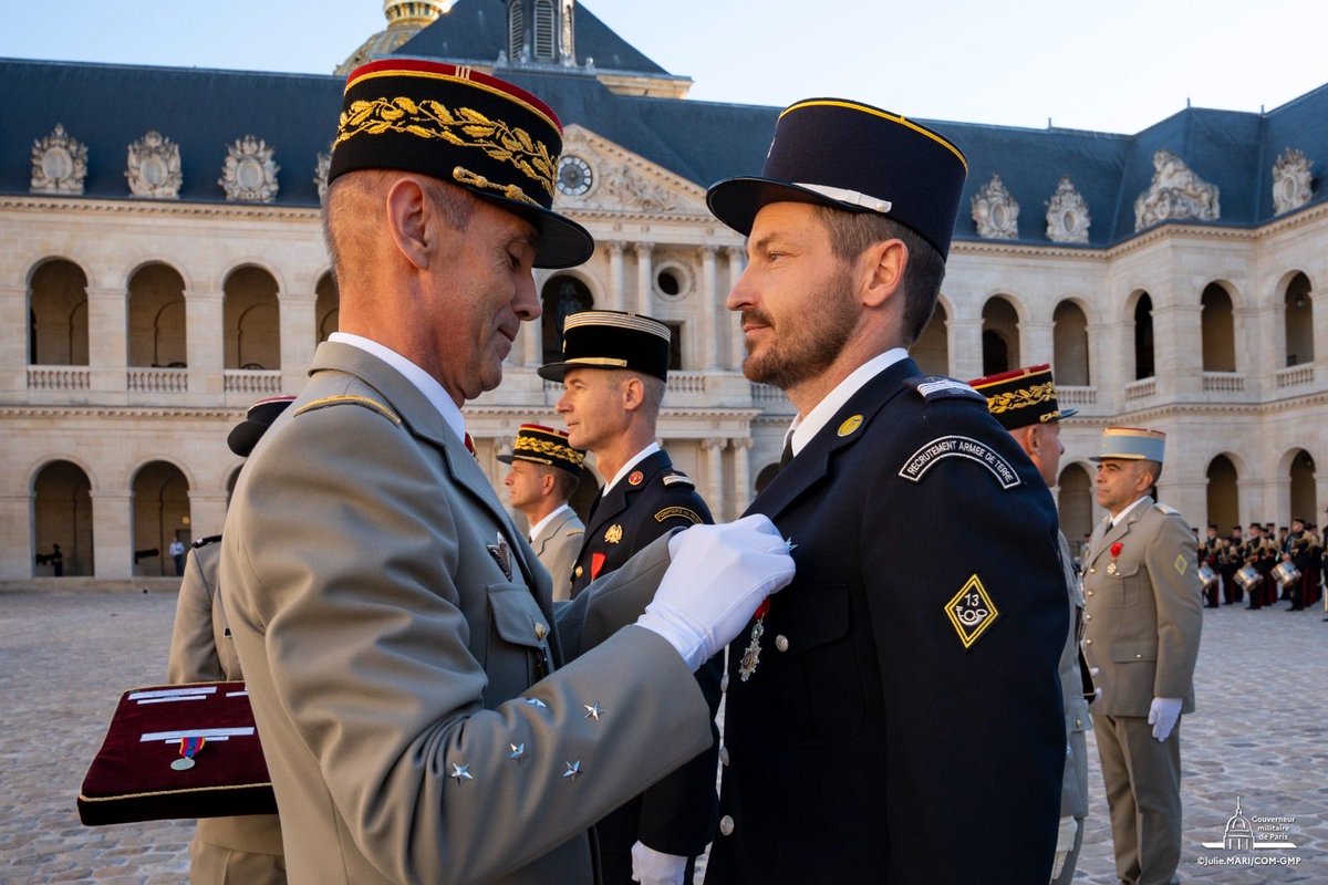 CEMAT_FR's tweet photo. S’adapter, ce n’est pas subir le changement. C’est le créer et en faire une opportunité !

En ce jour de Saint-Maurice, les soldats décorés et cités aux Invalides incarnent cette exigence : compétence, initiative, audace.

Parce qu’au combat, celui qui s’adapte plus vite conserve l’ascendant et prépare la victoire.