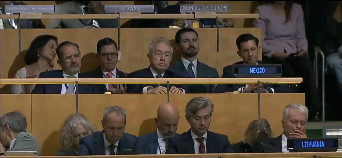 JLozanoA's tweet photo. 🚨¡Tengan para que aprendan! Así las caras largas de la delegación mexicana en la Asamblea General de @ONU_es, al escuchar las tronantes palabras de Trump respecto de nuestro país y la intolerante vinculación con el crimen organizado. Definitivamente, no me representan. https://t.co/SxgwWmKTZ9
