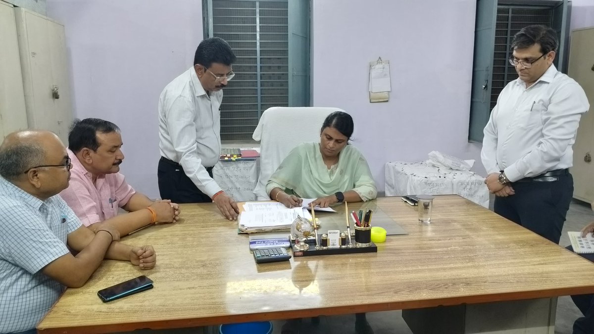 DM_Etah's tweet photo. जनसेवा, सुशासन और विकास को नई गति देने की प्रतिबद्धता के साथ नवागत जिलाधिकारी एम. अरुन्मौली ने संभाला एटा का कार्यभार।
@CMOfficeUP @UPGovt @ChiefSecyUP @homeupgov @InfoDeptUP https://t.co/PdeOTzli3y