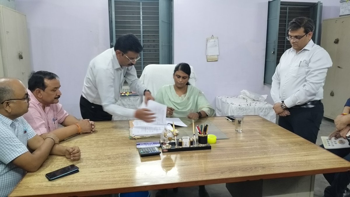 DM_Etah's tweet photo. जनसेवा, सुशासन और विकास को नई गति देने की प्रतिबद्धता के साथ नवागत जिलाधिकारी एम. अरुन्मौली ने संभाला एटा का कार्यभार।
@CMOfficeUP @UPGovt @ChiefSecyUP @homeupgov @InfoDeptUP https://t.co/PdeOTzli3y