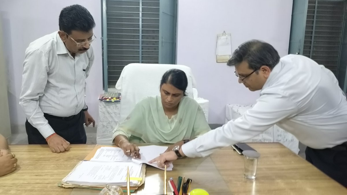 DM_Etah's tweet photo. जनसेवा, सुशासन और विकास को नई गति देने की प्रतिबद्धता के साथ नवागत जिलाधिकारी एम. अरुन्मौली ने संभाला एटा का कार्यभार।
@CMOfficeUP @UPGovt @ChiefSecyUP @homeupgov @InfoDeptUP https://t.co/PdeOTzli3y