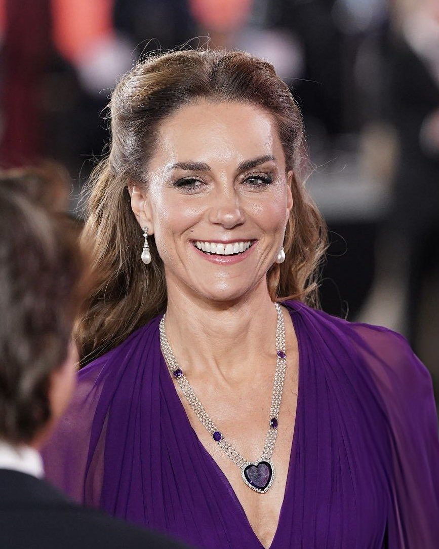 HRHPWales's tweet photo. STUNNING! 🤩😍

The Princess of Wales attending the Royal Film Performance and World Premiere of Digger at Leicester Square. https://t.co/1b4k4GvFwn