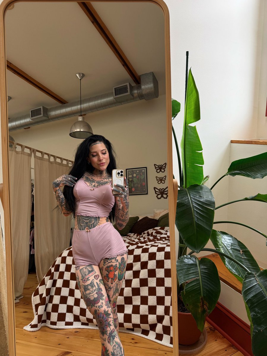 awlivv69's tweet photo. work from home uniform https://t.co/byu1zFddvQ