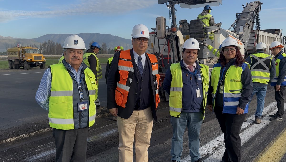 DGACChile's tweet photo. 📢¡Avanzan las obras de conservación en la pista del aeropuerto Arturo Merino Benítez!
Esta mañana, el seremi de Obras Públicas de la #RegiónMetropolitana, Felipe Infante, visitó el principal terminal aéreo del país para inspeccionar el inicio de las obras de conservación periódica en una de las pistas 🛫
🗓️ Los trabajos, a cargo de la Dirección de Aeropuertos del @mop_chile se extenderán por aproximadamente un mes. 
⚠️ Para minimizar el impacto en la terminal aérea, se implementó una planificación coordinada que asegura el flujo regular de los vuelos nacionales e internacionales.