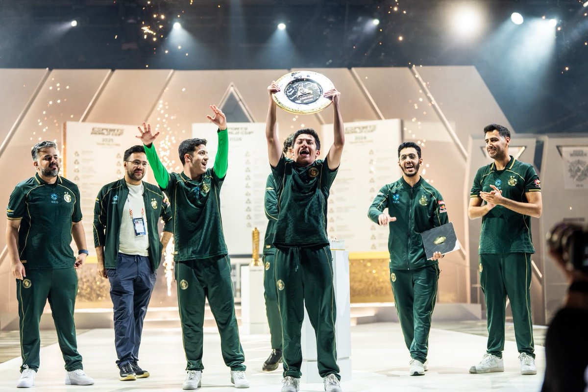 Rw9_rl's tweet photo. أفضل موسم في مسيرتي بفضل الله. أبطال EWC و RLCS Worlds في 2026 ماجات الا بعد مجهود كبير جداً مني ومن أخواني اللاعبين @kiileerrz @dralii897 

تحملنا نكسات بداية الموسم وتكاتفنا كفريق اننا نعوض كل شي فات في أهم بطولتين والحمدلله وعدنا وأوفينا.

أحب الشكر العقل المدبر@id7oom_24 الي لولا الله ثم جهوده ما وصلنا للمستوى اللي شفتوه.

وأشكر عزام تعبناه معنا والله ملح السفره وان شاء الله انه كنا عند حسن ظنه @AzzamAljabr 

والشكر موصول لإدارة فريقي العظيم فالكونز بقيادة @Msdossary7 اللي دعمونا بكل شيء نحتاجه وسخروا لنا كل الامكانيات.

وأكيد ما أنسى أخوي  @Bakhashwin_m اللي وقف معنا في كل خطوة في هذا الموسم.

وأهدي هذي البطولة لكل اللي دعمنا ووثق فينا اننا بنوصل للمنصات الكبيرة 💚

#FalconsAreHere