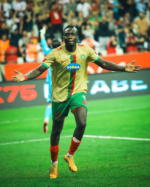 soru3476's tweet photo. Iğdır FK’da forvet hattında eksiklik net şekilde hissediliyor. Amedspor’da Mbaye Diagne’nin de yeterince süre alamadığı görülüyor

İkinci devrede güçlü bir forvet takviyesi şart. Diagne gibi tecrübeli 

ve bitirici bir isim Iğdır FK’ya ciddi katkı sağlayabilir. 🎯💚🤍 https://t.co/DPhWbAaEb1