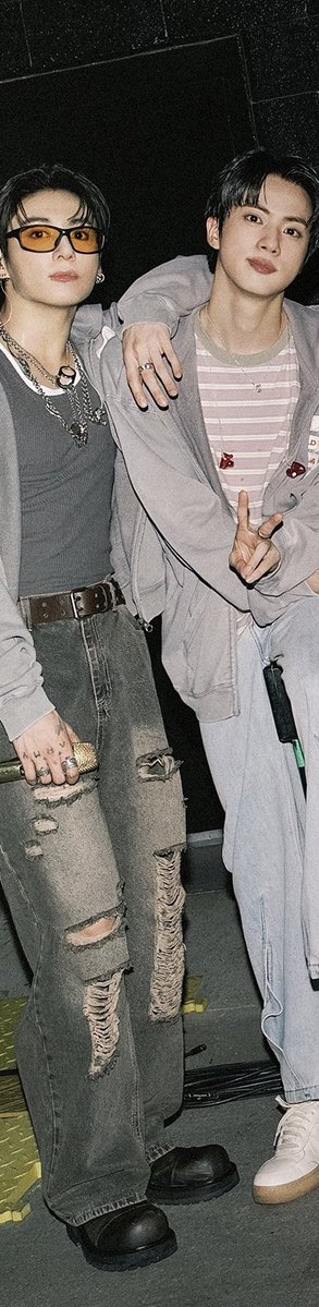 mondtuzi's tweet photo. one reason why I find it so satisfying to see jinkook next to each other is that not only do they have sickening face cards but their physiques/proportions are also insane and just look so good together https://t.co/tkJq2PNTIy