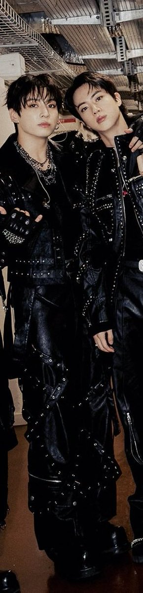 mondtuzi's tweet photo. one reason why I find it so satisfying to see jinkook next to each other is that not only do they have sickening face cards but their physiques/proportions are also insane and just look so good together https://t.co/tkJq2PNTIy
