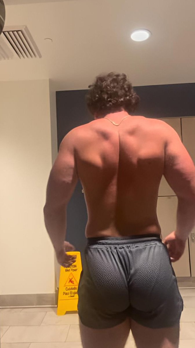 dorawhite47's tweet photo. Jesse Blumenfeld.

First one’s still in it.
Then he’s walking off. Grey shorts, chain, back to you.... https://t.co/7gesPMcljG