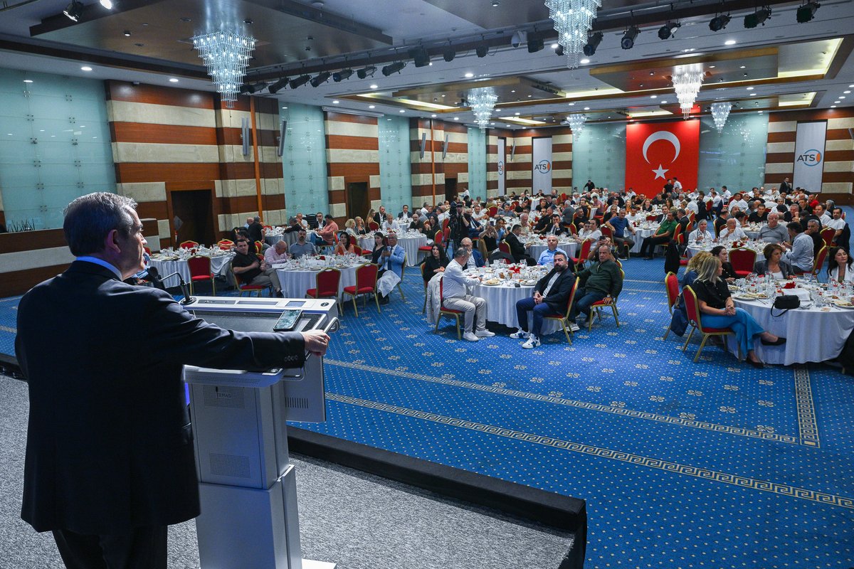 AntalyaTSO's tweet photo. 2022-2026 döneminde, Odamız çalışmalarına katkı sunan, kent ve iş dünyamızın gelişimine yönelik faaliyetlerde görev ve sorumluluk üstlenen Meclis, Meslek Komitesi, Disiplin Kurulu, Kadın Girişimciler Kurulu ve Genç Girişimciler Kurulu üyelerine teşekkür etmek ve emeklerini plaketle taçlandırmak amacıyla Yönetim Kurulu Başkanımız Yusuf Hacısüleyman ve Meclis Başkanımız Ahmet Öztürk tarafından plaket takdim edildi.

Program kapsamında üyelerimize plaketlerinin yanı sıra, Yeşil Vatan Seferberliği çerçevesinde adlarına gerçekleştirilen fidan bağışlarına ilişkin sertifikaları da takdim edildi. Böylece 2022-2026 döneminde Odamıza ve Antalya iş dünyasına sundukları değerli katkılar, geleceğe bırakılan yeşil bir hatıraya dönüştü.

@YHacisuleyman07 @bogachangoksu @HakanPakal @MuratTOTOS @haticeoztr @huseyinsari_sar @KAPALIYOL @AhmetKasapoglu8 @aozgurkaragoz @behcetulker @aslisahintekin @TOBBiletisim @RHisarciklioglu