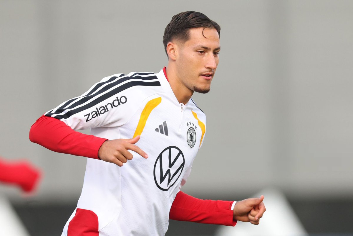 lnstantFoot's tweet photo. Younes Ebnoutalib a choisi l'Allemagne... plutôt que le Maroc. ✅🇩🇪❌🇲🇦

"Oui, j'ai parlé avec la fédération maroxaine. Mais quand Jürgen Klopp t'appelle, tu ne peux pas dire non.

J'aime les deux pays, les deux représentent ma patrie d'origine, et je souhaiterai toujours le meilleur au Maroc."

Une justification qui fait grincer des dents au Maroc... où beaucoup semblent désormais avoir tourné la page et ne pas vraiment regretter son choix. 😬👋🏽

(🎙️ @kerry_hau)