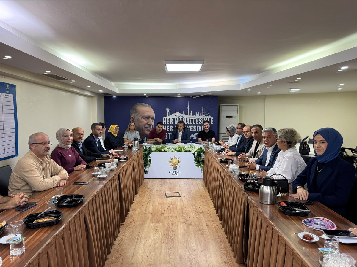 AKPartiSisli's tweet photo. İlçe Başkanımız Sn. Serkan Polat’ın başkanlığında, İl Sorumlumuz Sn. Osman Ertuğrul Yörük’ün katılımlarıyla haftalık olağan İlçe Yönetim Kurulu Toplantımızı gerçekleştirdik.

Toplantımızın hayırlara vesile olmasını temenni ediyoruz.🤝

@abdullahozdemir 
@srkplt 
@drfatihtuna  
@oeyoruk 
@akpartiistanbul