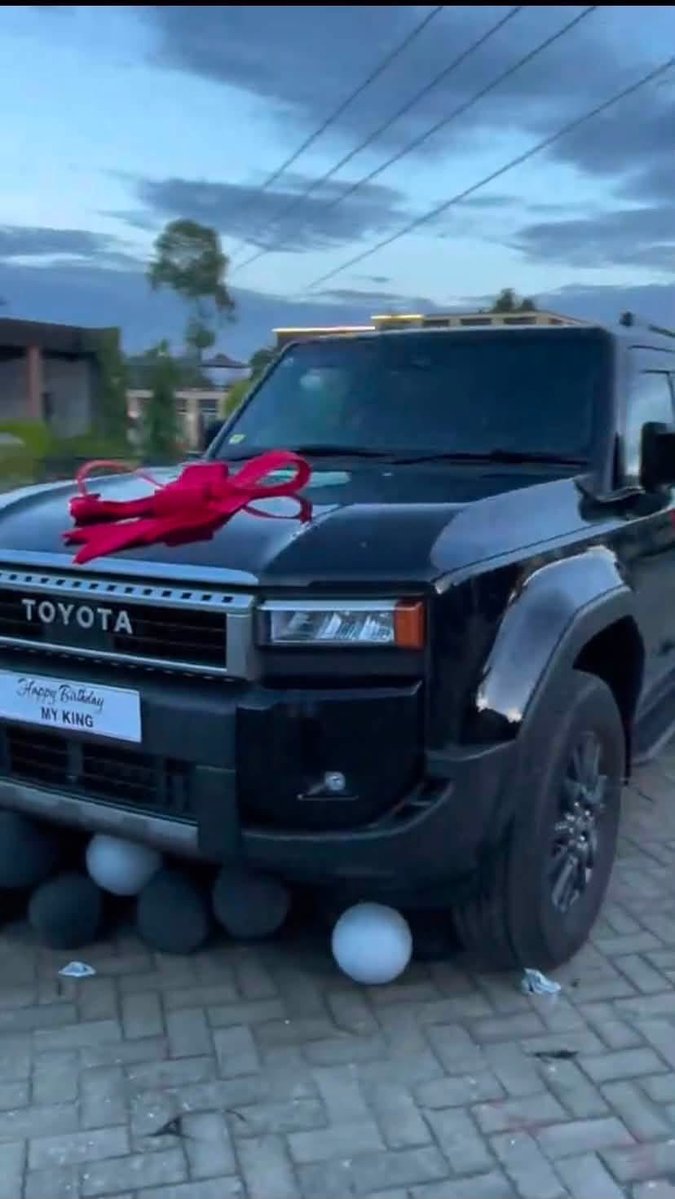 lulanzeashirafu's tweet photo. A rich wife in Arua surprised her husband on his birthday by gifting him a brand new Toyota Land Cruiser https://t.co/0Nqxgv9Sw9