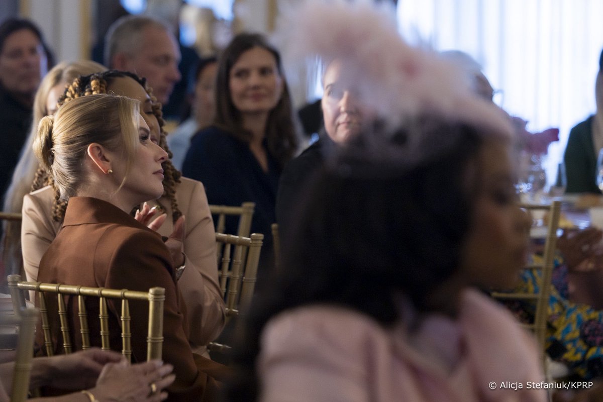 prezydentpl's tweet photo. Pierwsze Damy Polski i Stanów Zjednoczonych, Marta Nawrocka i Melania Trump, spotkały się w trakcie szczytu „Fostering the Future Together” w Nowym Jorku. Projekt zrzesza państwa, których wspólnym celem jest wspieranie dzieci w internecie. Nowoczesne rozwiązania mają pomóc chronić najmłodszych przed zagrożeniami w sieci. W listopadzie, z inicjatywy Małżonki Prezydenta RP, szczyt o bezpieczeństwie cyfrowym odbędzie się w Warszawie.