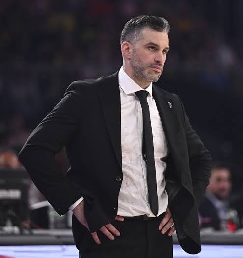 northeagleII's tweet photo. 💬 İvedi şekilde 3 tane EuroLeague seviyesinde transfer yapılmalı yoksa bu sezon bize ve Dusan hocamıza ızdırap olacak,bu seviyelere gelmek kolay olmadı buralarda tutunmamız gerekiyor. https://t.co/HWbmKpxJ35