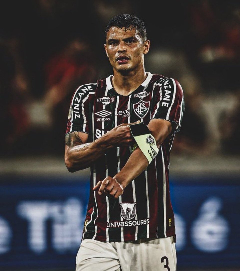 OficialSala12's tweet photo. Todos os jogadores têm auge, mas poucos foram constantes por VINTE ANOS que nem esse cara

Interminável. Uma carreira em alto nível.

Ídolo do Fluminense
Íolo do Chelsea
Ídolo do Milan
Ídolo do PSG

42 anos e segue voando. Thiago Silva, um dos maiores zagueiros da história! https://t.co/wWfsNa2MpH