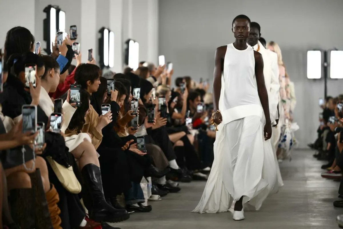 ShadesFrance's tweet photo. Ino Casablanca s’exprime sur la FASHION WEEK et dénonce l’industrie du luxe

🗣️ "Arrêtez de m’inviter à vos défilés (…) j’emmerde la mode et ses dérives, je ferais jamais la promotion du luxe

Vous vous servez de notre image pour matrixer les petits avec des produits hors de prix, inaccessibles avec lesquels on pas grandi"