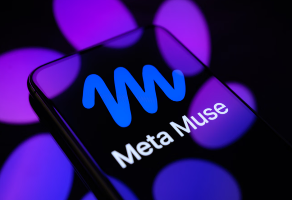 sylmouilhaud's tweet photo. 🚨 MUSE POUR LES NULS : à quoi sert vraiment le nouvel agent IA de $Meta qui fait le buzz?

Imaginez ChatGPT… mais qui ne se contente plus de vous expliquer quoi faire.

👉 Il le fait à votre place.

Vous pouvez par exemple lui demander :

« Trouve-moi un hôtel à New York pour 3 nuits, compare les prix et prépare la réservation. »

« Cherche un cadeau pour l'anniversaire de ma femme avec un budget de 150 € et propose-moi 3 choix. »

« Regarde mon agenda, trouve un créneau libre et organise mon rendez-vous. »

« Surveille le prix de ce produit et préviens-moi lorsqu'il baisse. »

« Remplis ce formulaire et prépare tout ce qu'il faut. »

Muse peut naviguer sur Internet, utiliser votre calendrier, vos e-mails et d'autres applications, remplir des formulaires, préparer des achats ou des réservations… et enchaîner plusieurs étapes tout seul.

Pour les actions sensibles , envoyer un mail, effectuer un achat, partager certaines informations , il peut demander votre validation.

C'est ça, l'IA agentique.

ChatGPT nous a habitués à :
« Demande → Réponse »

Muse veut nous faire passer à :
« Donne-moi un objectif → Je m'occupe du reste. »

Nous ne sommes plus seulement en train de construire des IA qui savent.
Nous construisons des IA qui font. 🤖