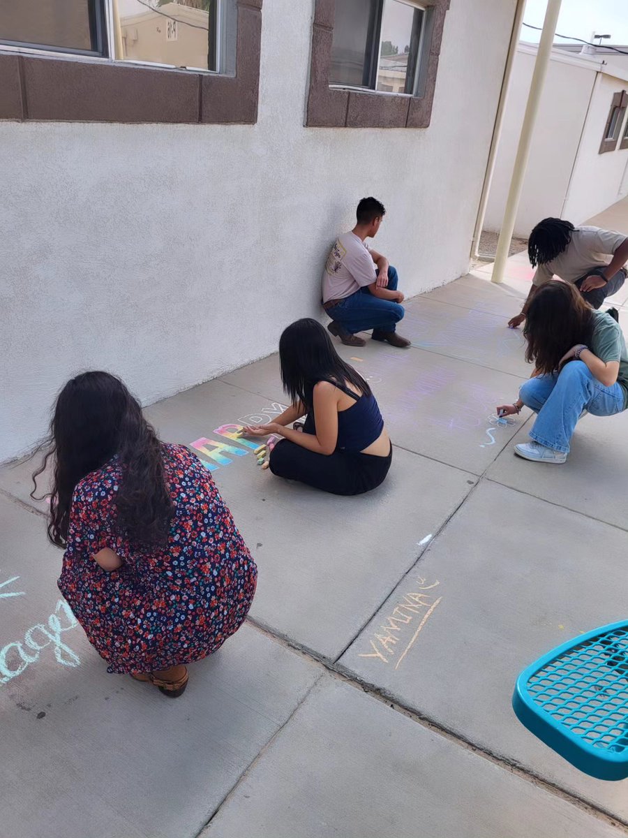 mechsscientist's tweet photo. Today for Dolly Parton kindness week, @missionechs students created sidewalk chalk messages of encouragement around campus.  Beautiful! #TeamSISD #GameOn #FirstandBest https://t.co/8UJeV1ulGu