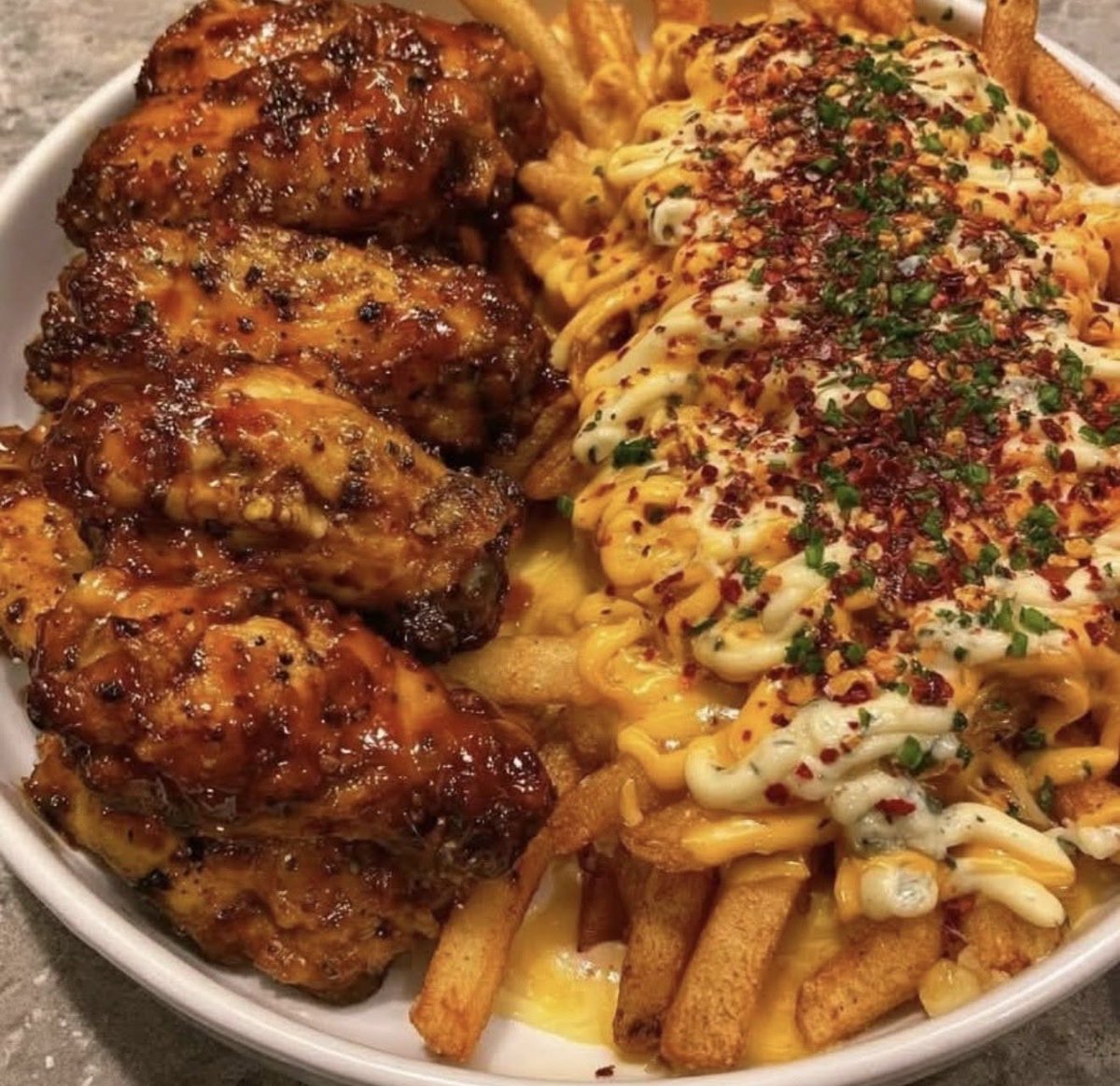 FoodPleaser's tweet photo. Honey BBQ Wings &amp; Bacon Cheese Fries https://t.co/CQjb4Oiafc