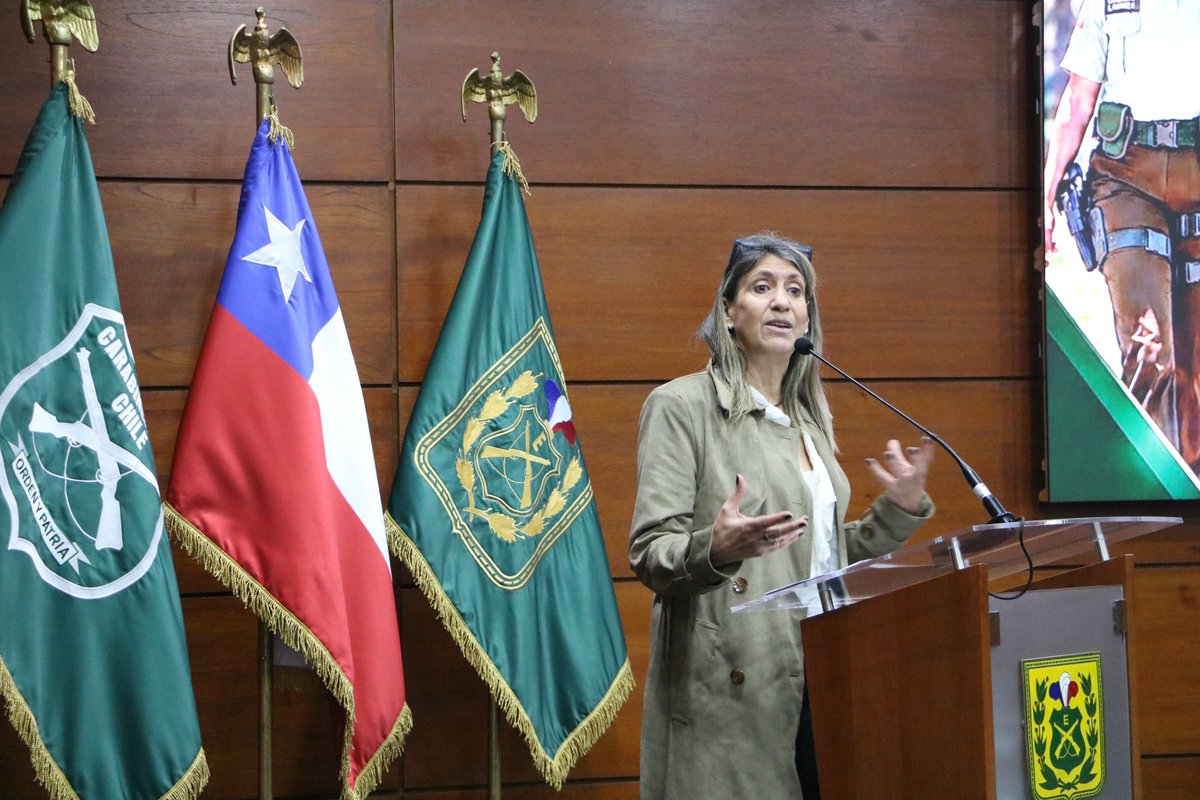CarabDDHHyFam's tweet photo. Directora de @CarabDDHHyFam da inicio al “Seminario Presencial: Derechos Humanos, Seguridad y Prevención de Atrocidades Masivas en Chile” del @GenPrev y que formará a 25 Instructores de DDHH de @Carabdechile provenientes de diferentes regiones del país. https://t.co/sSLAbi1CxM