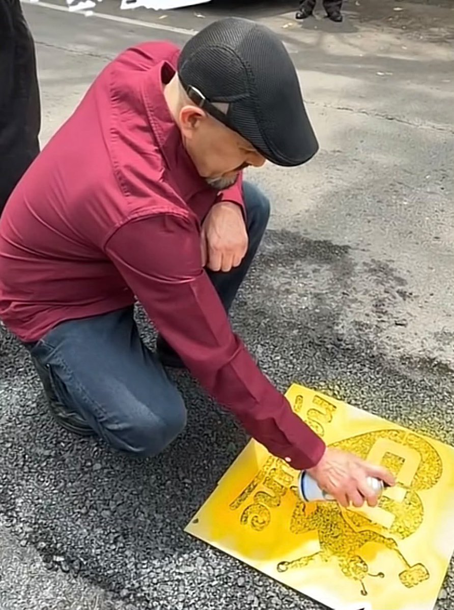 LauraBruges's tweet photo. 🦗Grupo Chespirito informa que NO ha autorizado el uso de la imagen, marcas ni elementos distintivos de El Chapulín Colorado en campañas o propaganda política.

Además, aclara que ninguno de los personajes creados por Roberto Gómez Bolaños está asociado con partidos, candidatos o movimientos políticos.

El pronunciamiento se da en medio de señalamientos por el uso de elementos distintivos de El Chapulín Colorado en pintas que han sido atribuidas a una posible campaña de promoción de Citlalli Hernández rumbo a la alcaldía Cuauhtémoc.