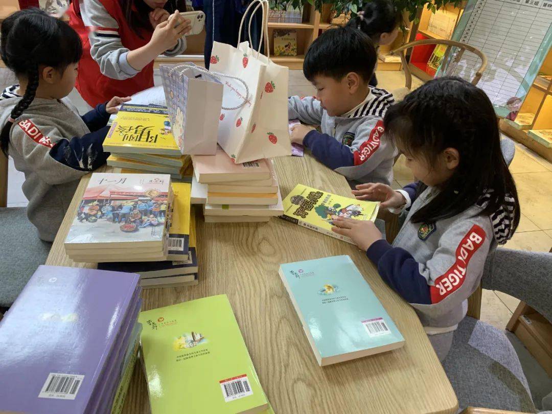 btsconcert1004's tweet photo. Spent this weekend sorting 500+ books at the community library for the local kids’ reading corner. Nothing beats seeing those little eyes light up when they pick a favorite story! Grateful to contribute to a space that fuels their curiosity. #VolunteerWork #CommunityLove， https://t.co/myOSoUFyNU