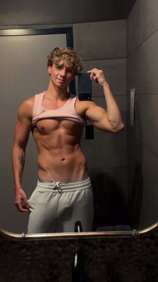 haydengreenefit's tweet photo. 2 weeks away from the gym but we back 💪🏼🤪 https://t.co/S8m5bH06uf