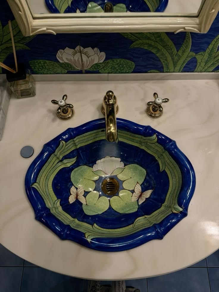 greenvibe's tweet photo. Both sinks are uniquely decorated https://t.co/NazHTPFI59