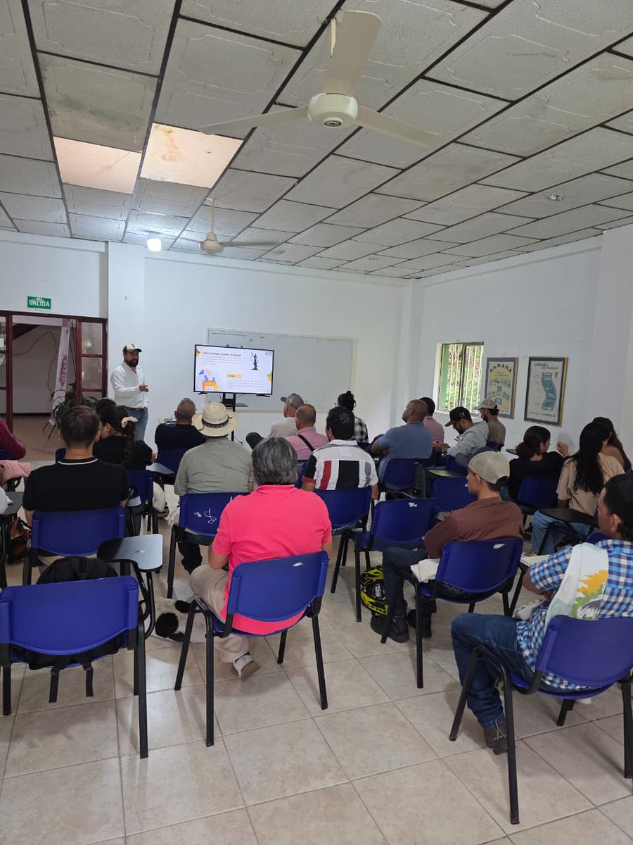 fedecacao's tweet photo. En Samaná, Caldas, 🌄 el Fondo Nacional del Cacao realizó el Curso Técnico de Beneficio y Calidad del Cacao. 🎓 Capacitamos a productores y emprendedores en cosecha, beneficio y mercado para impulsar la calidad de vida en la región. 👨‍🌾📈🇨🇴 #Fedecacao https://t.co/l7WuP117q5