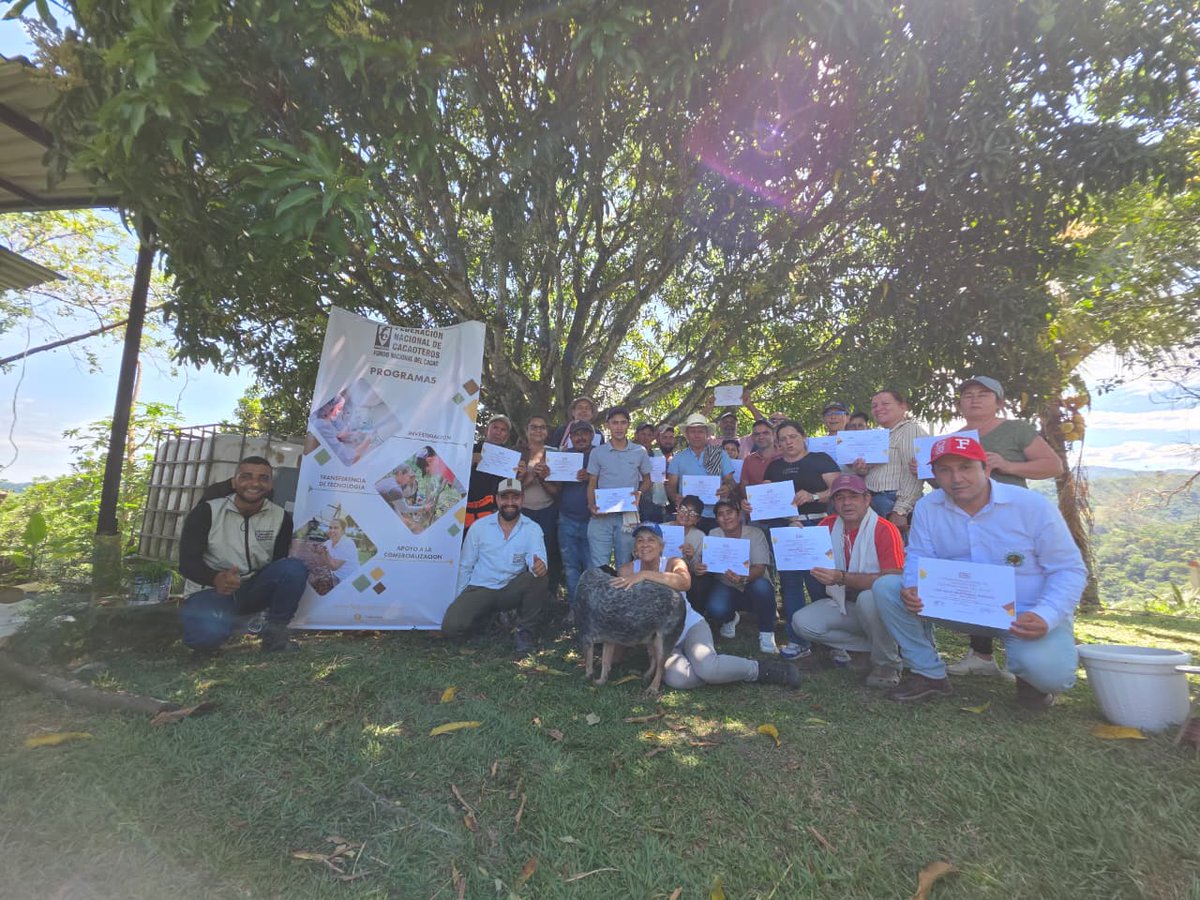 fedecacao's tweet photo. En Samaná, Caldas, 🌄 el Fondo Nacional del Cacao realizó el Curso Técnico de Beneficio y Calidad del Cacao. 🎓 Capacitamos a productores y emprendedores en cosecha, beneficio y mercado para impulsar la calidad de vida en la región. 👨‍🌾📈🇨🇴 #Fedecacao https://t.co/l7WuP117q5