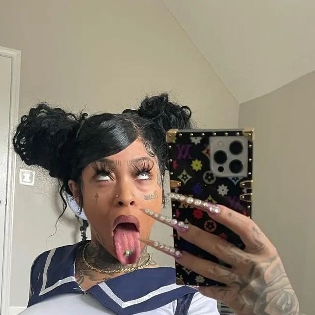 naughtykaay's tweet photo. I wonder what could fit in my mouth😏🤤😋 https://t.co/mmY0WvrJVZ