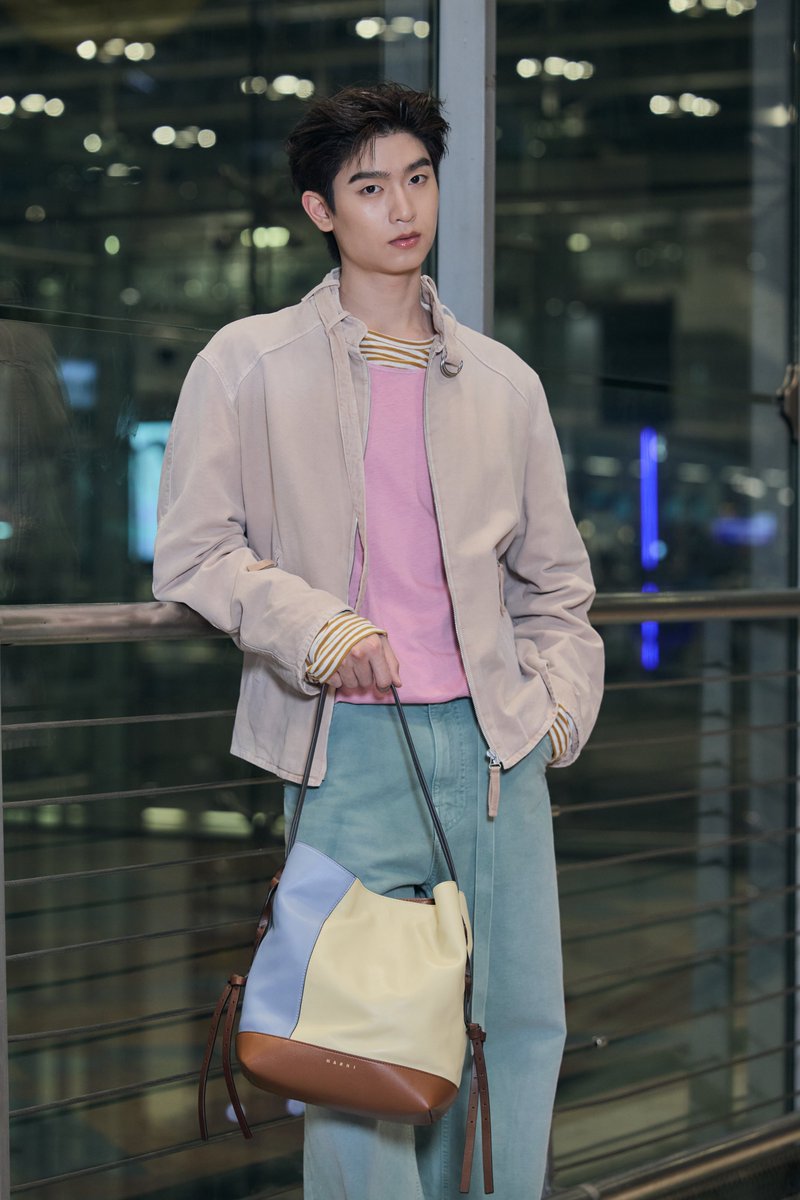 TrendyUpdate_th's tweet photo. MARNI BOY ENERGY IS ON! 👜✈️

“โทมัส–ก้อง” เสิร���ฟ Airport Look จาก Marni ก่อนบินลัดฟ้าสู่มิลาน เตรียมร่วมชม Marni Spring/Summer 2027 ในฐานะคนไทยคู่แรกที่ได้รับเชิญให้ร่วมชมแฟชั่นโชว์ถึงมิลาน 🇮🇹

'ก้อง' มาในลุคสีขาวสะอาดตา กับเซ็ตแจ็กเก็ตและกางเกงดีเทลเส้นสายสีน้ำเงินที่ช่วยเติมความสปอร์ตแบบร่วมสมัย แมตช์กับกระเป๋าโทนเข้ม เพิ่มมิติให้ลุคดูเท่และมีความ effortless ตามแบบฉบับ Marni

ด้าน 'โทมัส' เลือกหยิบแจ็กเก็ตโทนเบจเลเยอร์กับเสื้อ knit สีชมพู จับคู่กางเกงสีฟ้าอมเขียว พร้อมกระเป๋า Color Block ที่เข้ามาเป็น statement piece ของลุค ถ่ายทอดความ playful ผ่านการใช้สีได้อย่างลงตัว

เป็นอีกหนึ่ง Airport Look ที��บาลานซ์ความ casual และ fashion-forward ได้อย่างพอดี พร้อมพา Marni Boy Energy บินตรงสู่ Milan Fashion Week ✨🤍

THOMAS KONG Boarding Look MFW
#TMKMARNIAirportLook 
#tthomastc #kongjiro 
#Marni #MarniTH
#Marniss27 @marniofficial 
@tthomastc @kongjiro_