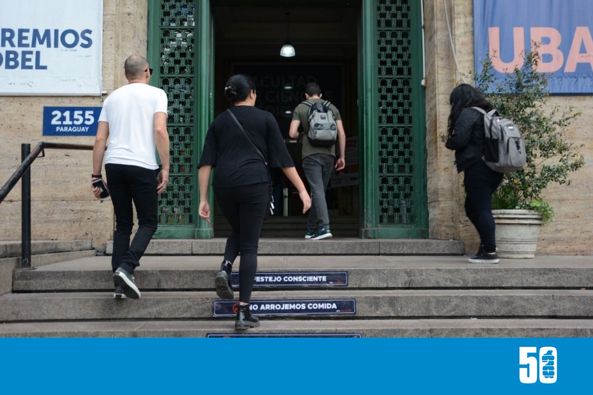 Ambitocom's tweet photo. LA JUSTICIA INTIMÓ AL GOBIERNO A CUMPLIR CON LA LEY DE FINANCIAMIENTO UNIVERSITARIO

La Justicia volvió a intervenir en el conflicto por el financiamiento de las universidades públicas. El juez federal Martín Cormick intimó al Gobierno nacional a cumplir con la medida cautelar vigente vinculada con la ejecución de la ley 27.795 de Financiamiento Universitario.

✍️La resolución estableció un plazo perentorio de cinco días para que el Poder Ejecutivo dé cumplimiento efectivo a la cautelar y advirtió que, en caso contrario, podrán imponerse astreintes, es decir, multas económicas por cada día de demora.

“En virtud de lo actuado en la causa, atendiendo a lo peticionado por la parte actora y verificándose que no existe cumplimiento total de la cautelar dictada en autos, medida que se encuentra firme, intímese al demandado Estado Nacional, Poder Ejecutivo Nacional, a que dé efectivo cumplimiento en un plazo perentorio de cinco (5) días, bajo expreso apercibimiento de aplicar astreintes por cada día de demora”, determinó Cormick en la resolución compartida. La vigencia de la cautelar ya había sido ratificada judicialmente.