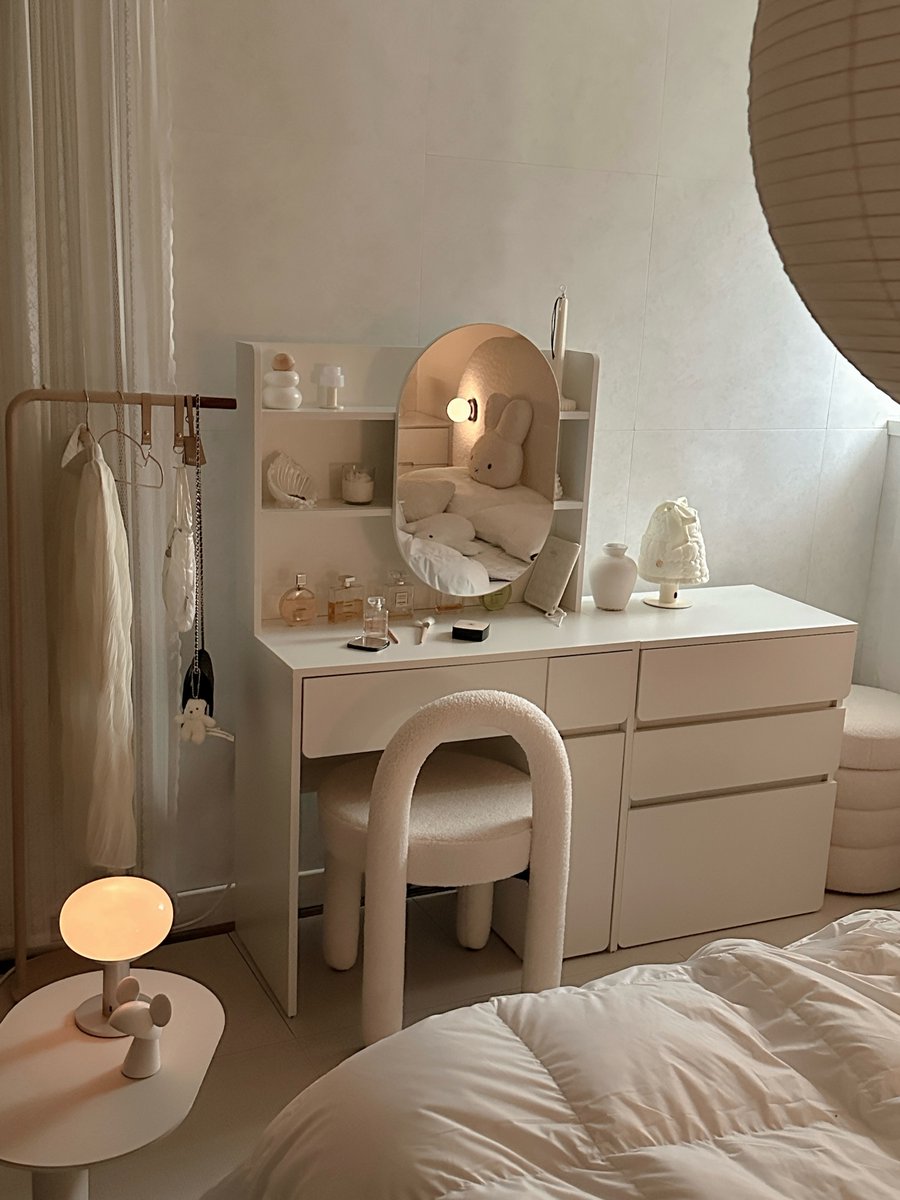GaylordStorv's tweet photo. August is coming to an end like this. A beautiful space 🤍 
It was here, but now it’s gone. Lumir lighting 🥺

I’m ordering just the lampshade again (I’ve lost count, Kkamkko야🐈‍⬛). Kkamkko gave it a messy haircut, and I spent all summer helping https://t.co/oKUFViVjzw
