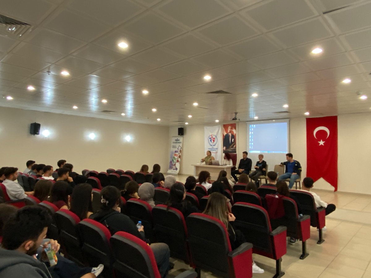 berkaykostenn39's tweet photo. 📍 Uzunköprü Yurt Müdürlüğü
Yurdumuza yeni kayıt yaptıran öğrencilerimize yönelik uyum programı kapsamında bilgilendirme toplantısı gerçekleştirildi.
Öğrencilerimize yurt kuralları, işleyişi ve yıl içerisinde düzenlenecek faaliyetler hakkında bilgi verildi.
@tga38 @GSB_Edirne https://t.co/V0TrPsVhoj
