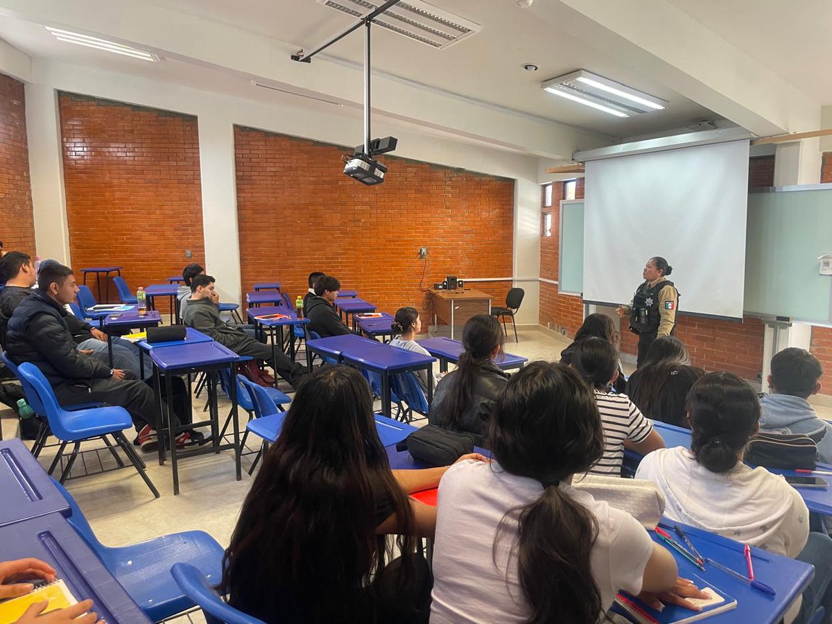 UnidegSlpaz's tweet photo. El 15 de septiembre de 2026, Seg Pública del municipio de San Luis de la Paz, Guanajuato, impartió una plática a nuestros estudiantes sobre extorsión y secuestro, brindándoles herramientas para reconocer señales de alerta, evitar situaciones de riesgo y  amenaza. https://t.co/q0gPkM8a7u