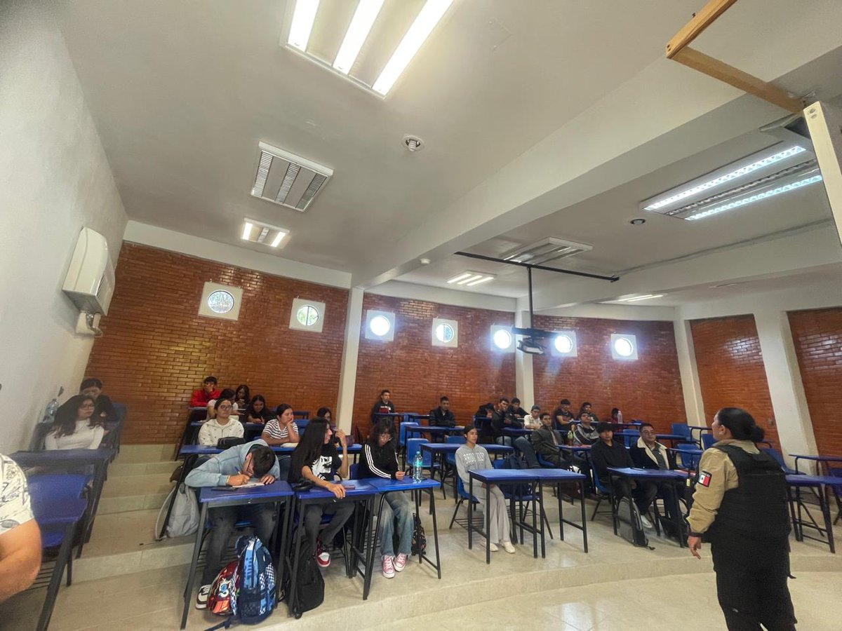 UnidegSlpaz's tweet photo. El 15 de septiembre de 2026, Seg Pública del municipio de San Luis de la Paz, Guanajuato, impartió una plática a nuestros estudiantes sobre extorsión y secuestro, brindándoles herramientas para reconocer señales de alerta, evitar situaciones de riesgo y  amenaza. https://t.co/q0gPkM8a7u
