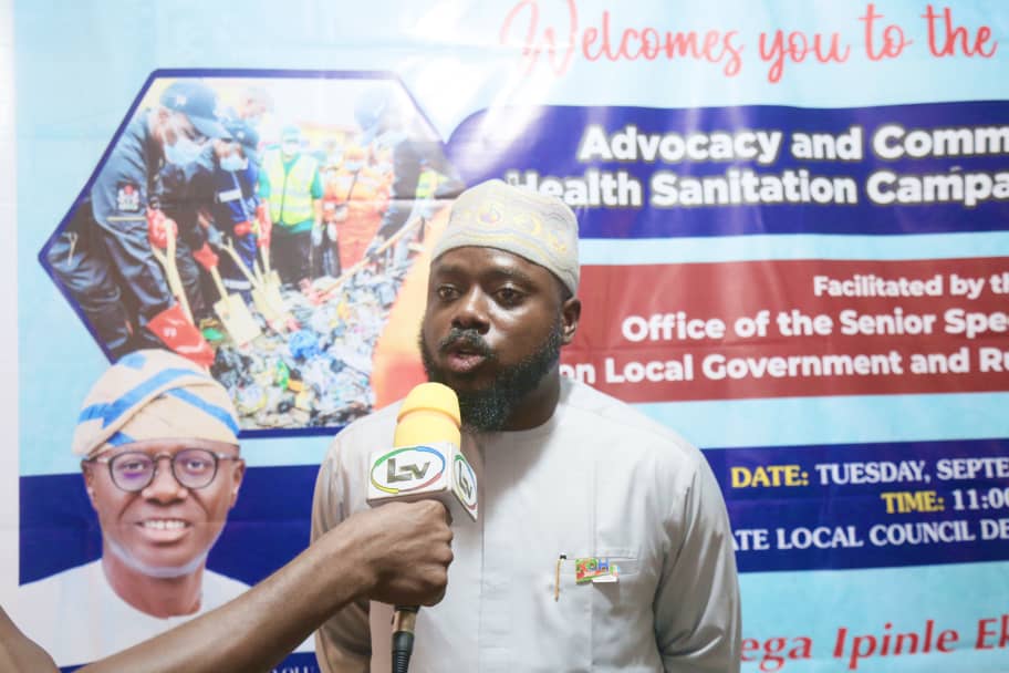 mlgca_lasg's tweet photo. Lagos reiterates commitment to healthy, clean communities!

At the Community-Based Health &amp; Sanitation campaign in Itire-Ikate LCDA, SA on Rural Dev., Dr. Nurudeen Agbaje urged community leaders to sustain sensitisation on handwashing, waste disposal &amp; clean surroundings. https://t.co/FI3krpFx9k