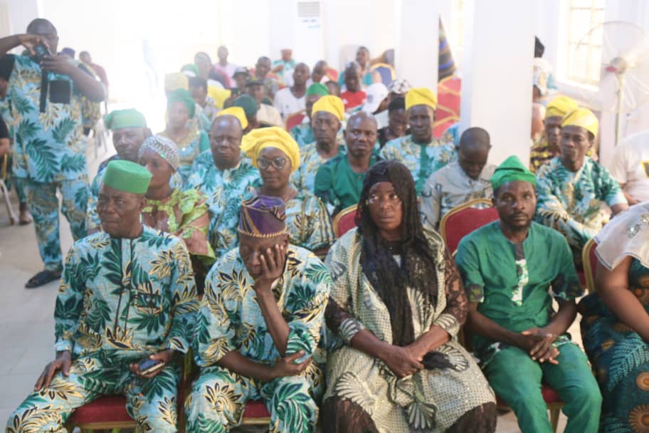 mlgca_lasg's tweet photo. Lagos reiterates commitment to healthy, clean communities!

At the Community-Based Health &amp; Sanitation campaign in Itire-Ikate LCDA, SA on Rural Dev., Dr. Nurudeen Agbaje urged community leaders to sustain sensitisation on handwashing, waste disposal &amp; clean surroundings. https://t.co/FI3krpFx9k