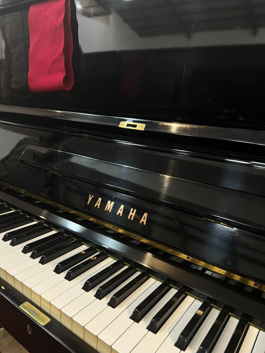 NakestraMus's tweet photo. Yamaha U2

The Yamaha U2 bridges the gap between the U1 and U3. 
The additional cabinet height allows for longer strings and a larger soundboard than the U1, resulting in deeper bass response and increased tonal richness while maintaining a manageable size. https://t.co/JD2P4U6qxX