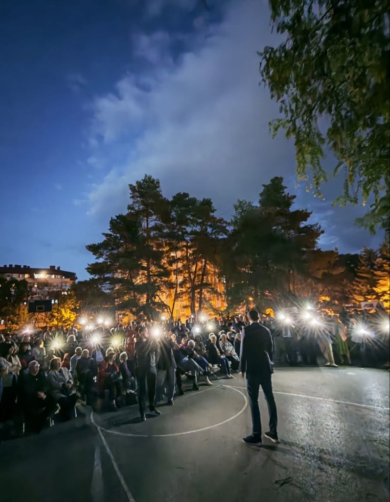 dodik_igor's tweet photo. Gradska uprava nam je ugasila rasvjetu na sportskom igralistu u Novoj Varosi, i poslala neke momke da urlicu, koji su bili daleko iza nas… To nas nije omelo da imamo sjajnu atmosferu medju nasim pristalicama i komsijama.. Zivjela Republika Srpska 🥂 @SNSDDodik https://t.co/Pywt0l71nY
