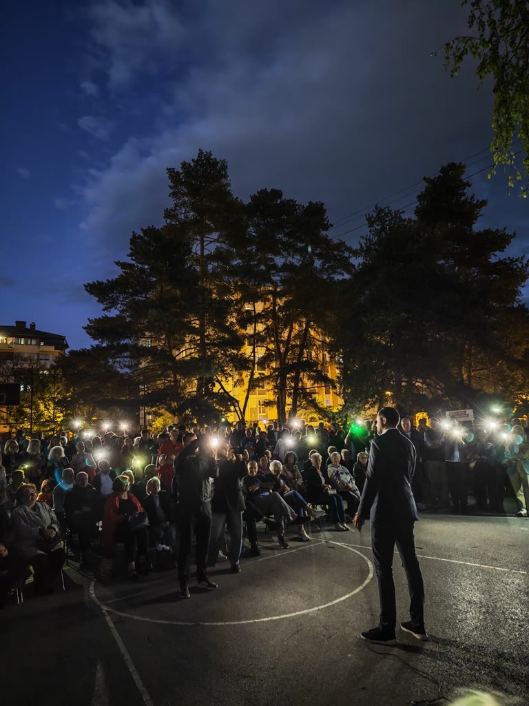 dodik_igor's tweet photo. Gradska uprava nam je ugasila rasvjetu na sportskom igralistu u Novoj Varosi, i poslala neke momke da urlicu, koji su bili daleko iza nas… To nas nije omelo da imamo sjajnu atmosferu medju nasim pristalicama i komsijama.. Zivjela Republika Srpska 🥂 @SNSDDodik https://t.co/Pywt0l71nY